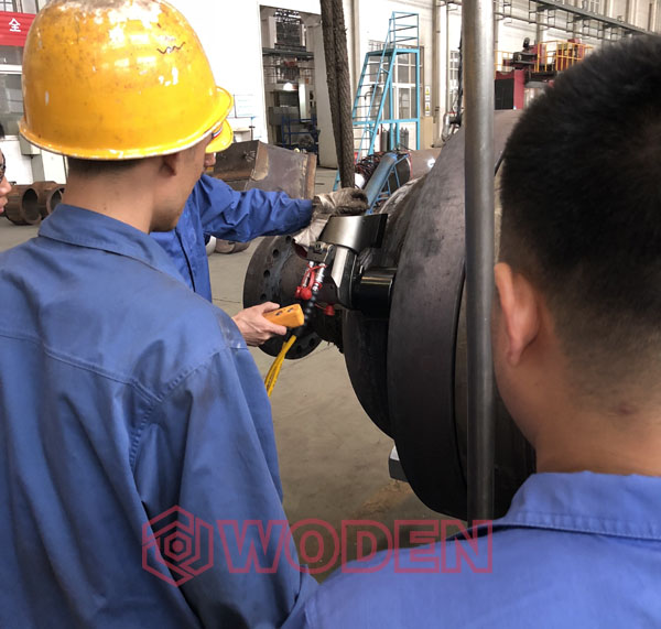 操作工上手操作壓力容器液壓扳手 操作工上手操作壓力容器液壓扳手