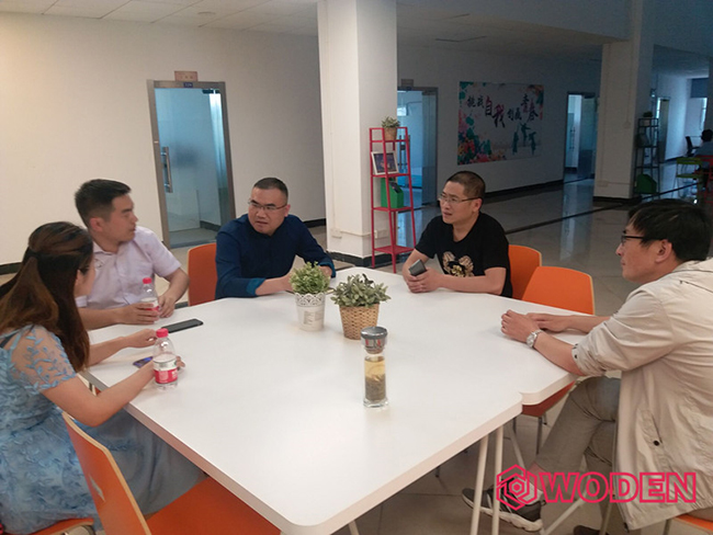 沃頓創(chuàng)始人何總與參會人員互動交流 沃頓創(chuàng)始人何總與參會人員互動交流