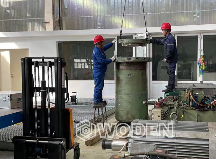 內六角的大型油缸正在吊到工作位 內六角的大型油缸正在吊到工作位