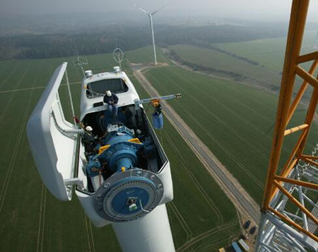 中國(guó)風(fēng)力發(fā)電廠遍布西北，工人是如何檢修的？