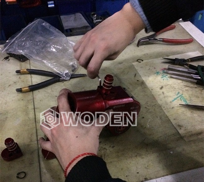 1637818184_466672.jpg 沃頓技術員正在進行售后維修_logo.jpg