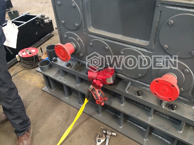 使用液壓扳手進(jìn)行螺栓預(yù)緊情景 使用液壓扳手進(jìn)行螺栓預(yù)緊情景