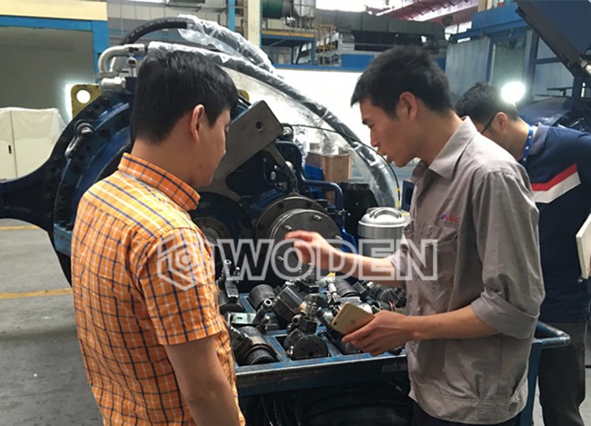 沃頓液壓扳手技術(shù)員正在檢查法蘭密封面 沃頓液壓扳手技術(shù)員正在檢查法蘭密封面