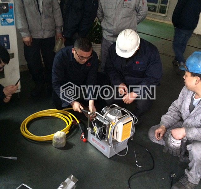 沃頓技術(shù)員現(xiàn)場(chǎng)檢查泵站接口處是否有泄漏 沃頓技術(shù)員現(xiàn)場(chǎng)檢查泵站接口處是否有泄漏