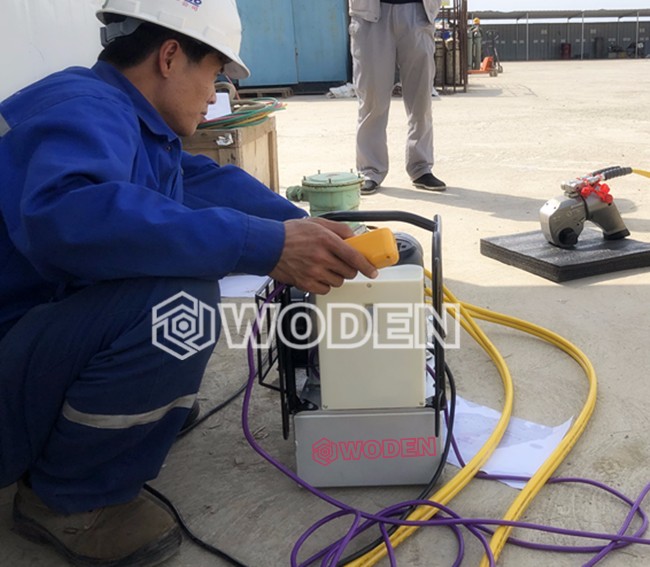 沃頓技術員調試液壓扳手泵現場 沃頓技術員調試液壓扳手泵現場