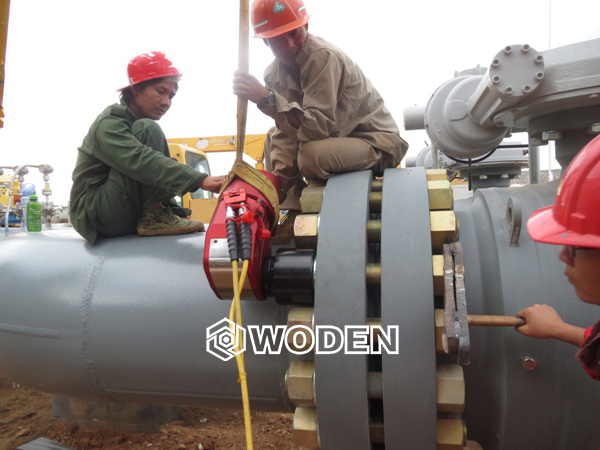 中石油管道公司使用WD-A35驅(qū)動(dòng)液壓扳手在緬甸施工 中石油管道公司使用WD-A35驅(qū)動(dòng)液壓扳手在緬甸施工