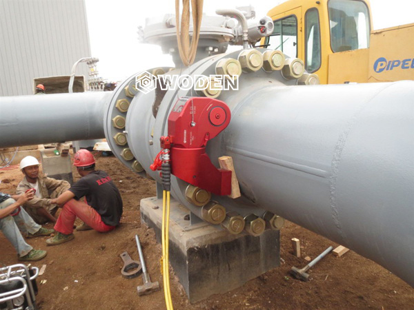 中石油管道公司使用WD-A35驅(qū)動(dòng)液壓扳手在緬甸施工 中石油管道公司使用WD-A35驅(qū)動(dòng)液壓扳手在緬甸施工